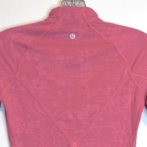 Gorgeous Lululemon Bright Pink Short Sleeve T-Shirt . Size S